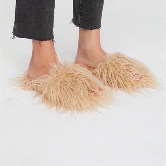 Free People Shoes - NWOT Free People Solstice Vegan Fur Slippers 🦙